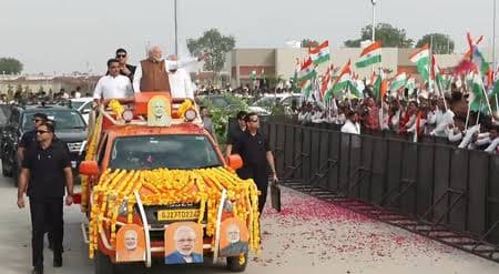गुजरात के बनासकांठा में रोड शो के दौरान जमा भारी भीड़ ने किया पीएम मोदी का स्वागत 