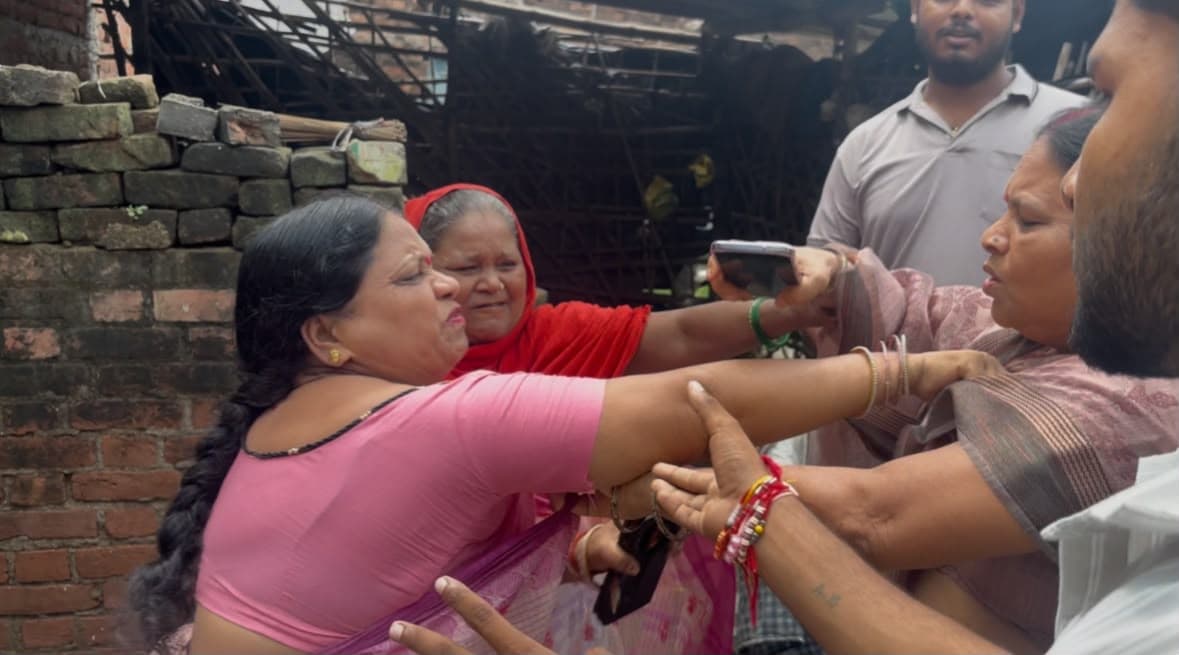 बीच सड़क चेयरमैन व पूर्व चेयरमैन में मारपीट, मचा हंगामा