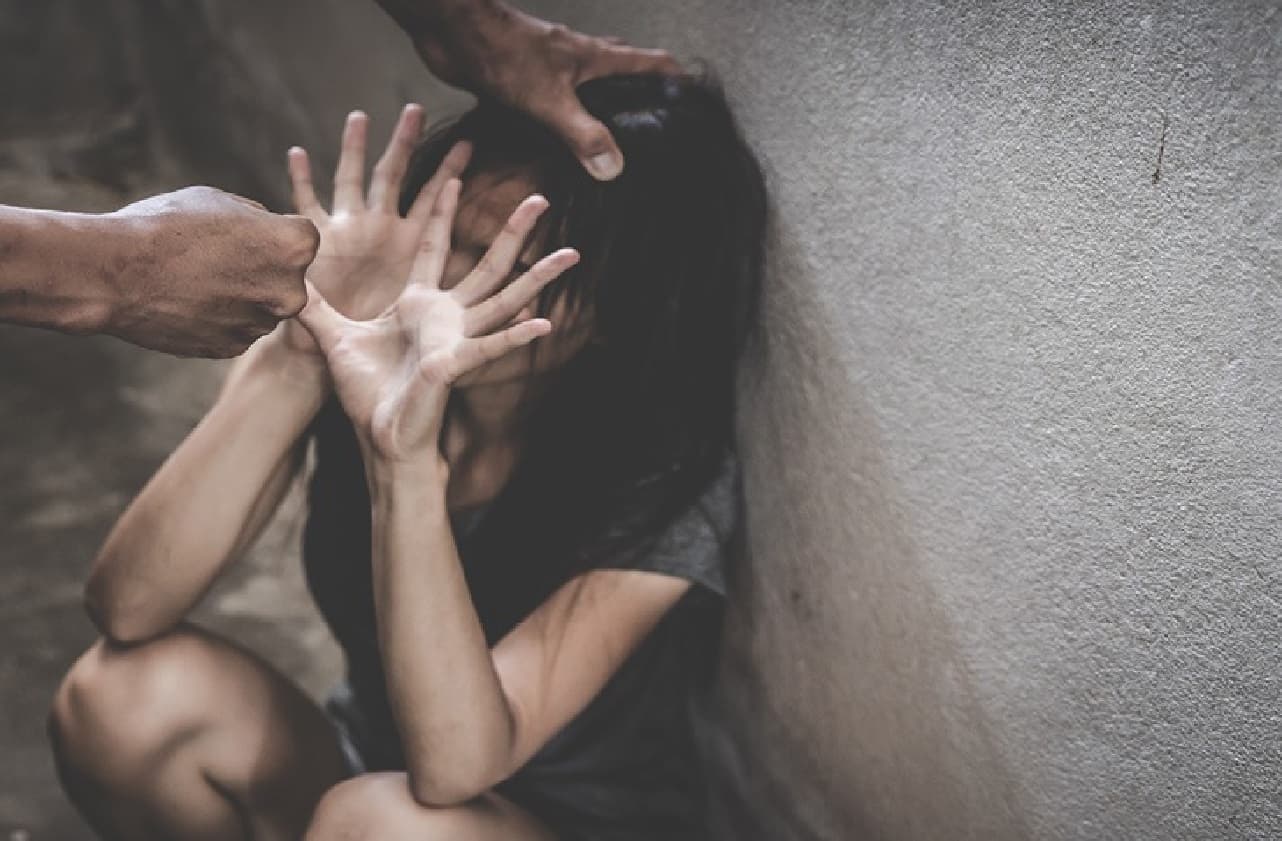 छात्रा को मिलने बुलाया, कमरे पर ले गया और तीन साथियों संग किया दुष्कर्म