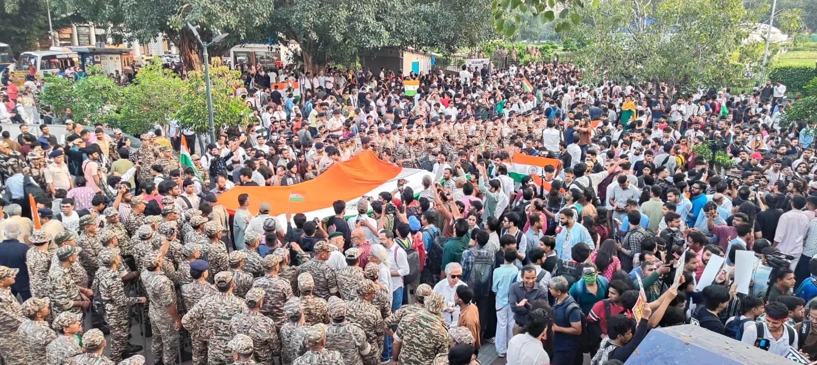 अभिजीत दीपके-नेहा बोरा हिरासत में, कनॉट प्लेस पर दिल्ली पुलिस का सख्त पहरा; लेफ्ट संगठनों ने निकाला तिरंगा मार्च