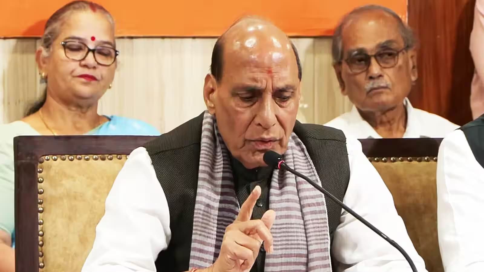 कांग्रेस और उसके सहयोगी बांग्लादेश जैसा शासन परिवर्तन चाहते हैं: राजनाथ सिंह