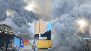 हरियाणा के टोहाना में बैटरी फैक्ट्री में भीषण आग, आसमान में छाया धुएं का गुबार; लाखों का सामान जलकर खाक