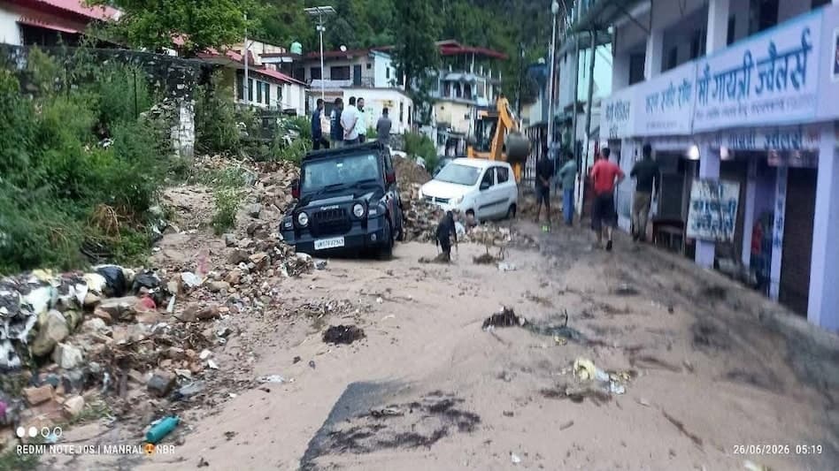 उत्तराखंड के चमोली में पहाड़ी से भारी बोल्डर और मलबा गिरा, नंदप्रयाग-नंदानगर मार्ग हुआ बंद