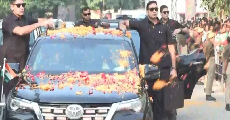काशीवासियों के अभिवादन के लिए कार से बाहर आए प्रधानमंत्री मोदी, नमो घाट तक दिखा उत्सवी माहौल