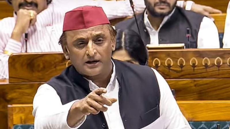अखिलेश के रूख से पार्टी की हिन्दू लॉबी एवं पिछड़े मुसलमानों में नाराजगी