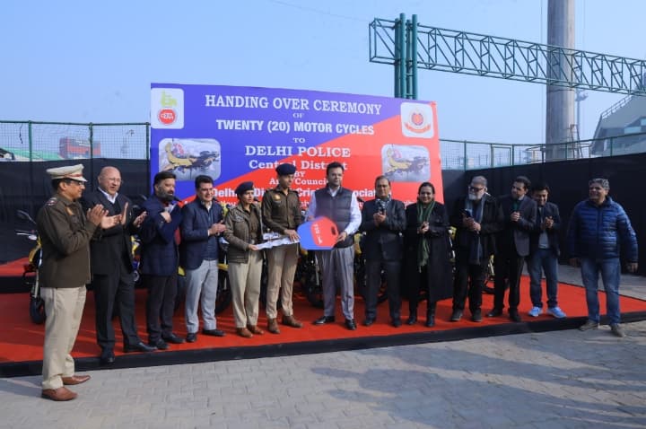 डीडीसीए ने मैचों में सहयोग के लिए दिल्ली पुलिस को 20 मोटरसाइकिलें की भेंट