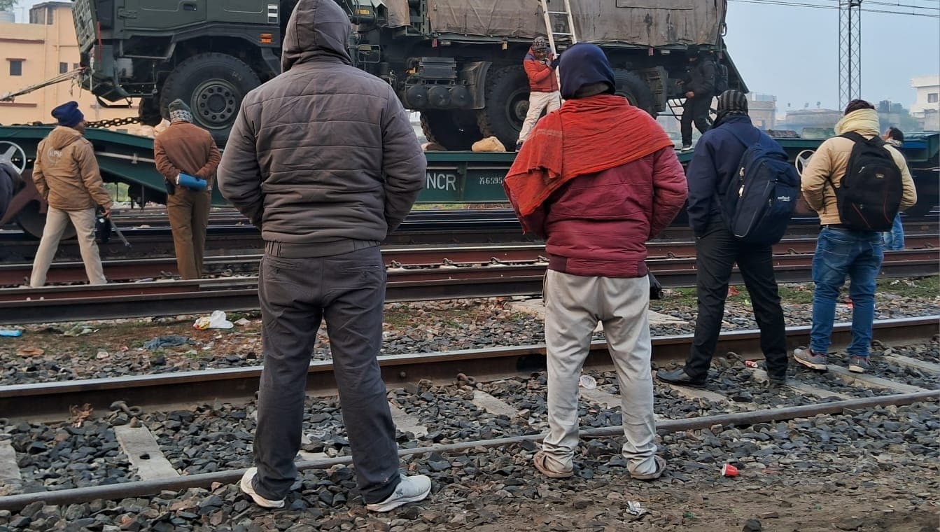 बिहार के मुजफ्फरपुर में मिलिट्री स्पेशल ट्रेन पर लदा ट्रक ओएचई से टकराया, आग लगने से रेल परिचालन बाधित
