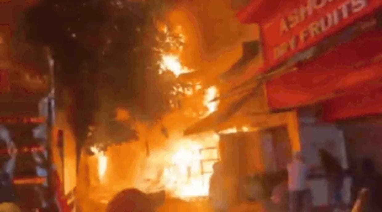 जम्मू के शिवा मार्केट में भीषण आग: 35-40 दुकानें और होटल जलकर राख, करोड़ों का नुकसान