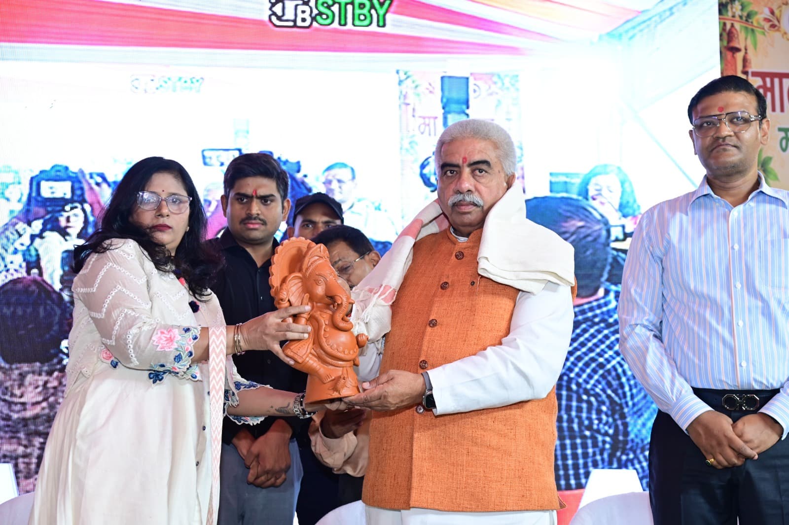 माटी कला को आधुनिक तकनीक, उद्यमिता और बाजार से जोड़कर शिल्पकारों को आत्मनिर्भर बना रही सरकार: राकेश सचान