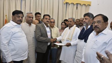 Photo of Karnataka CM Siddaramaiah submits resignation to Governor’s Secretary at Lok Bhavan