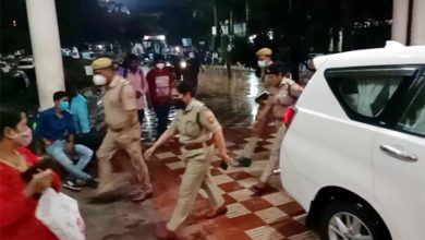 Photo of निजी सचिव के आत्महत्या के प्रयास मामले में आईजी ने पीड़ित परिवार से की मुलाकात