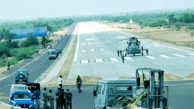 Photo of वायुसेना ने रचा इतिहास, पाकिस्तान बॉर्डर के पास राजमार्ग पर उतारे लड़ाकू विमान