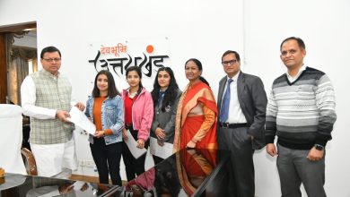 Photo of मुख्यमंत्री ने वात्सल्य योजना के तहत तीन छात्राओं को दिए चेक