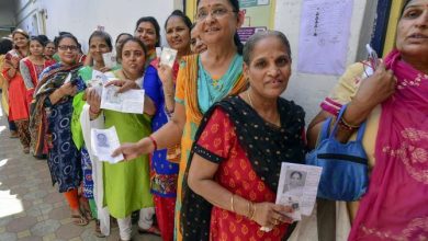 Photo of गाजीपुर: सपा के पक्ष में वोट डलवा रहे पीठासीन अधिकारी