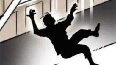 Photo of छत से गिरकर स्टेशनरी विक्रेता की मौत