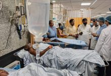 Photo of मुख्यमंत्री के दूत के रूप में मंत्री अनिल राजभर ने अस्पतालों में जाकर घायलों का हाल जाना