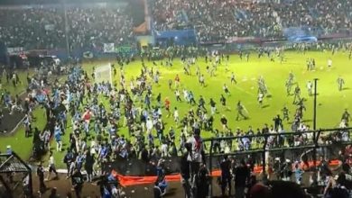 Photo of इंडोनेशिया में फुटबॉल मैच में हिंसा के बाद मची भगदड़ में 174 की मौत