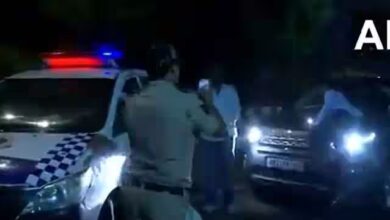 Photo of बोनट पर लादकर 3 किलोमीटर तक घसीटा