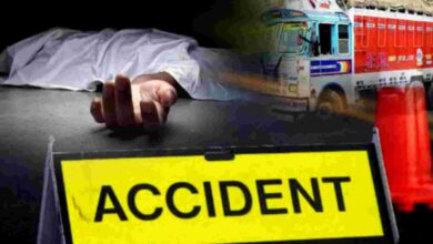 Photo of बेकाबू ट्रक ने दो को कुचला, छह गाड़ियों में टक्कर मारी