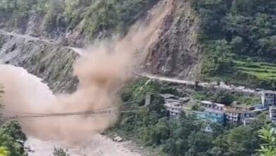Photo of उत्तराखंड के चमोली में भारी बार‍िश से भूस्‍खलन, बद्रीनाथ में NH7 पानी में बहा