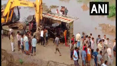 Photo of दतिया में ट्रक नदी में गिरा, पांच शव बरामद, कई लापता
