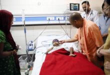 Photo of कोर्ट रूम शूटआउट में घायल बच्ची को देखने अस्पताल पहुंचे योगी