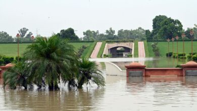 Photo of यमुना का जलस्तर बढ़ा, राजघाट के पास बाढ़ जैसे हालात