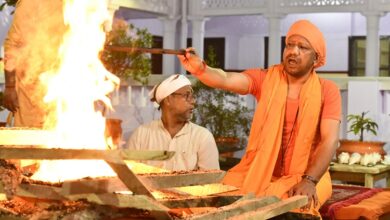 Photo of विधि विधान से महानिशा पूजन कर सीएम योगी ने किया हवन