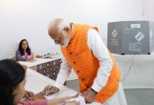 Photo of मतदान से पहले प्रधानमंत्री मोदी ने बच्ची को दिया ऑटोग्राफ