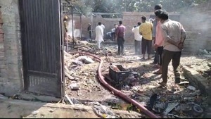 Photo of बिजनौर में पटाखा फैक्ट्री में लगी आग, एक की मौत, पांच लोग गंभीर रूप से झुलसे