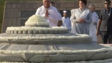 Photo of कांग्रेस नेता पहुंचे वीरभूमि, राजीव गांधी की समाधि पर चढ़ाए फूल