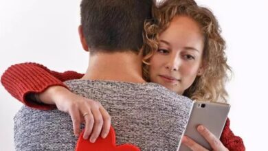 Photo of कैसे पता करें आपका पार्टनर आपके साथ रहते हुए भी दे रहा है धोखा, जानें यहां सब कुछ