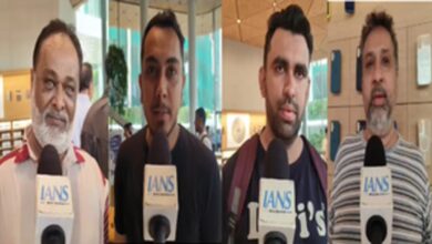 Photo of मुंबई : आईफोन-16 की बिक्री शुरू होते ही बीकेसी एप्पल स्टोर में उमड़ी भीड़