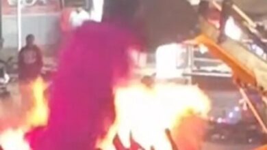 Photo of कोल्हापुर में नव निर्वाचित शिवाजी पाटिल के स्वागत के दौरान लगी आग, महिला और पाटिल घायल