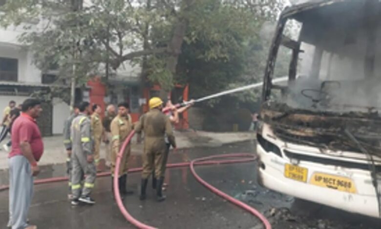 स्कूल बस में लगी आग, बच्चों को सकुशल निकाला