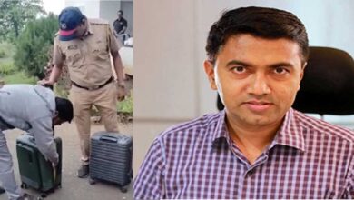 Photo of महाराष्ट्र : चुनाव आयोग की टीम ने गोवा के सीएम प्रमोद सावंत का बैग किया चेक