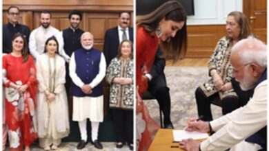 Photo of कपूर खानदान ने की पीएम मोदी से मुलाकात, करीना ने टिम और जेह के लिए लिया ऑटोग्राफ
