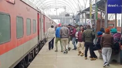 Photo of किसानों के धरने के कारण झेलम एक्सप्रेस को जालंधर कैंट पर रोका गया, यात्री बोले- ‘खाना नहीं मिलने से हो रही परेशान’