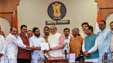 Photo of महाराष्ट्र : फडणवीस ने शिंदे-पवार के साथ सरकार बनाने का दावा किया पेश, राज्यपाल ने दिया शपथ का निमंत्रण