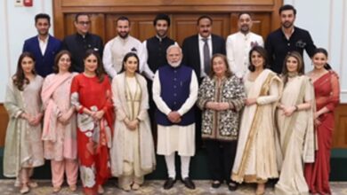 Photo of पीएम मोदी से मिली कपूर फैमिली, लीजेंडरी एक्टर की 100वीं जयंती का दिया निमंत्रण