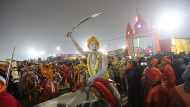 Photo of हाथों में तिरंगा थामे अमृत स्नान करने महाकुम्भ पहुंचा झारखंड से आया जत्था