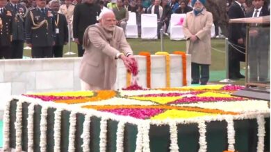 Photo of प्रधानमंत्री मोदी ने राष्ट्रपिता महात्मा गांधी को श्रद्धांजलि अर्पित की 