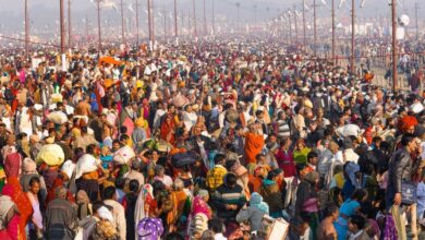 Photo of महाकुम्भ में उमड़े श्रद्धालुओं के जनसमुद्र की मदद को उतरा प्रयागराज, आसपास के जिलों के लोग भी कर रहे सहयोग