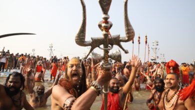 Photo of मौनी अमावस्या पर श्रद्धालुओं पर हुई पुष्पवर्षा