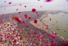 Photo of खिचड़ी मेले में श्रद्धालुओं पर हेलीकॉप्टर से हुई पुष्पवर्षा