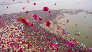 Photo of खिचड़ी मेले में श्रद्धालुओं पर हेलीकॉप्टर से हुई पुष्पवर्षा