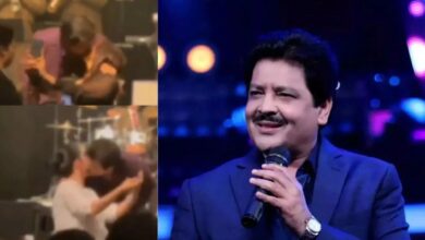 Photo of फीमेल फैंस को देख खुद को रोक नहीं पाए उदित नारायण, सरेआम ‘चूमते’ आए नजर