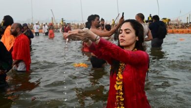 Photo of अंतिम अमृत स्नान पर श्रद्धालुओं पर हुई पुष्पवर्षा, लगे जयकारे