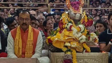 Photo of महाकालेश्वर मंदिर में भस्म आरती में शामिल हुए केशव प्रसाद मौर्य, कहा- सभी लोगों का कल्याण करें भगवान