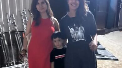 Photo of शूटिंग सेट पर अचानक खुशी से खिल उठी प्रियंका चोपड़ा, फोटो शेयर कर बयां किया एहसास